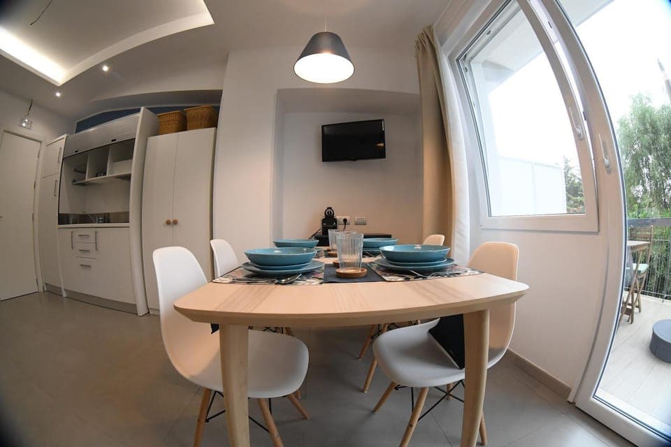 Kitchen or kitchenette, Living room, Seating area, Dining area