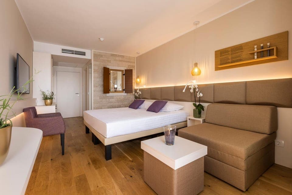 Bed, Seating area, Bedroom