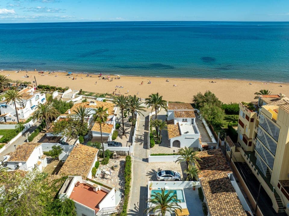 Property building, Nearby landmark, Communal lounge/ TV room, Day, Natural landscape, Bird's eye view, Beach, Sea view, Street view, Location, Parking