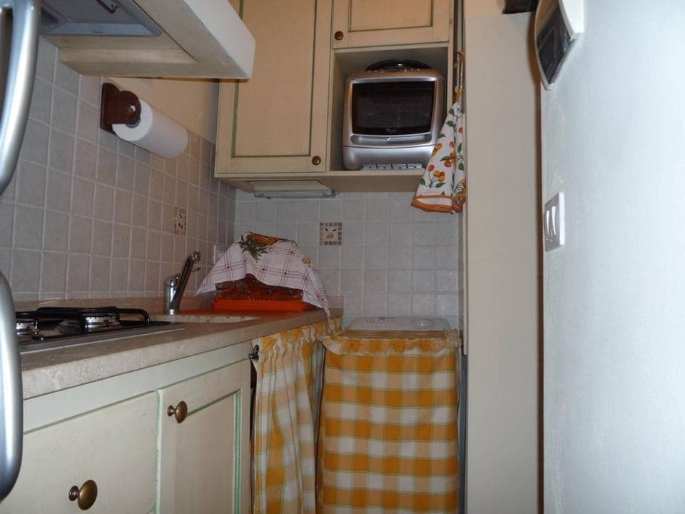 Kitchen or kitchenette, minibar