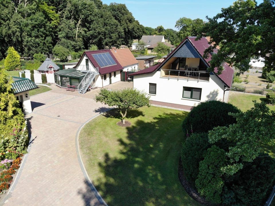 Facade/entrance, Bird's eye view