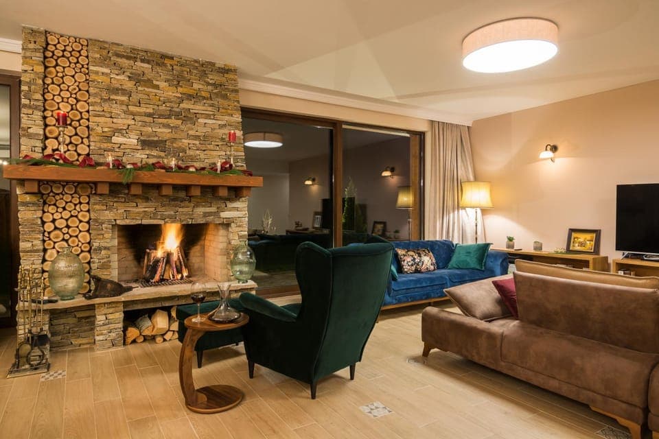 Communal lounge/ TV room, Living room, Decorative detail, Dining area, Garden view, Landmark view, Mountain view, Pool view