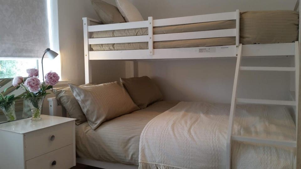 Photo of the whole room, Decorative detail, bunk bed