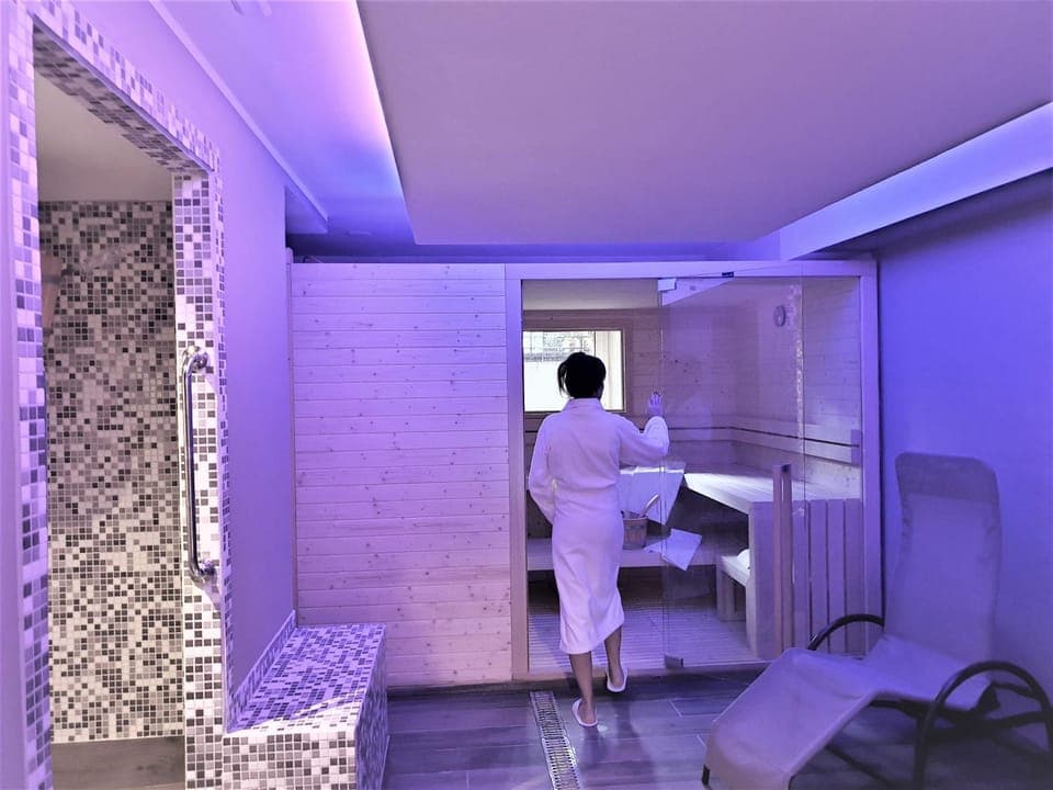 Massage, Sauna, Steam room, Spa and wellness centre/facilities