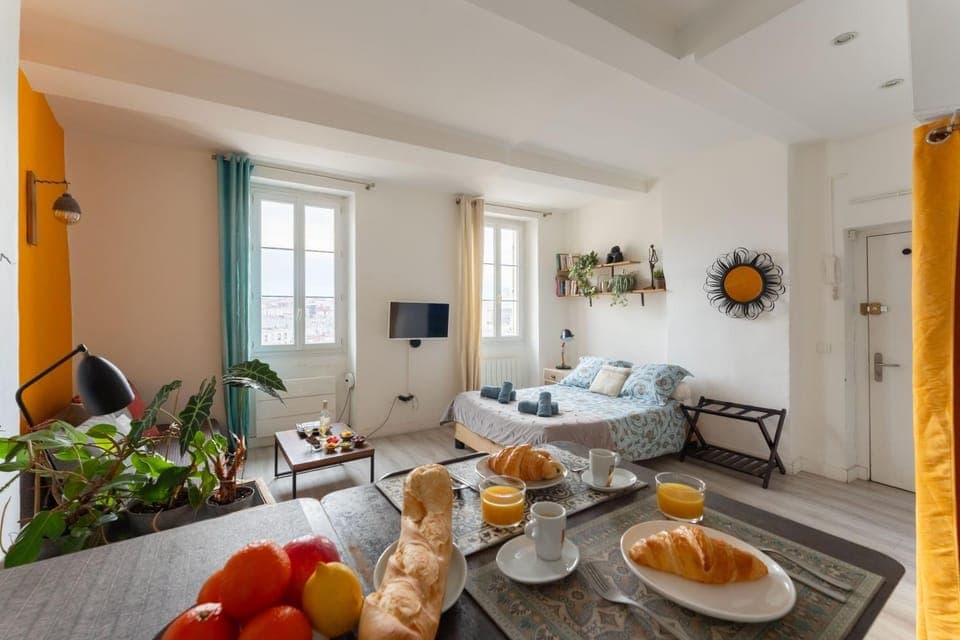 Property building, Bed, TV and multimedia, Bedroom