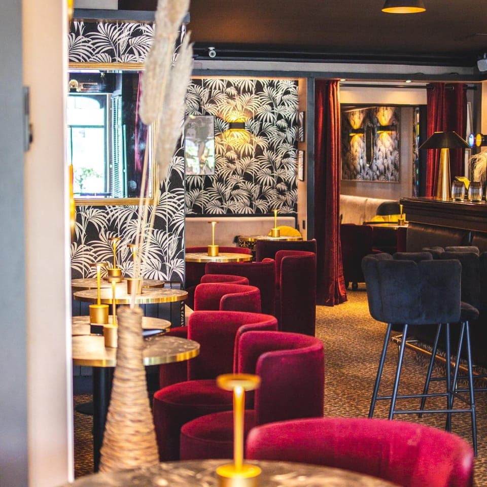 Restaurant/places to eat, Lounge or bar