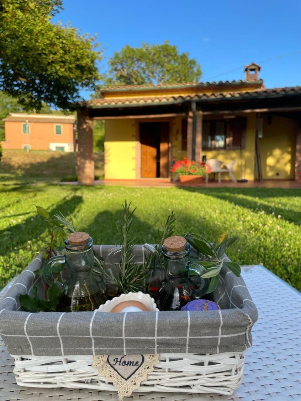 Property building, Facade/entrance, Spring, Food close-up, Day, Garden, Balcony/Terrace, Food and drinks, Food, Garden view