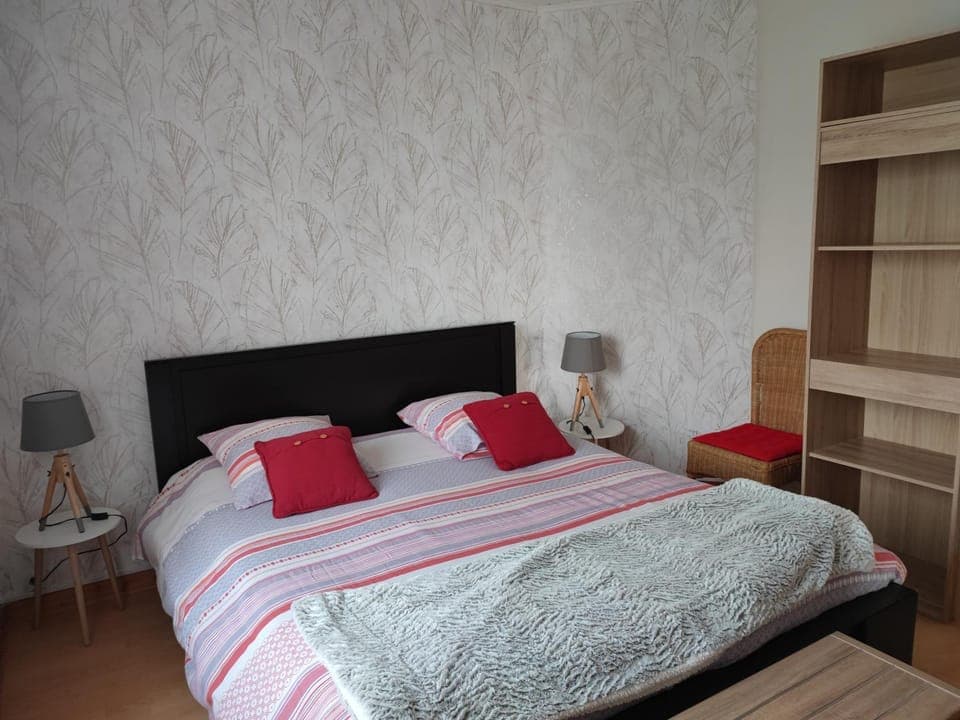 Photo of the whole room, Bedroom