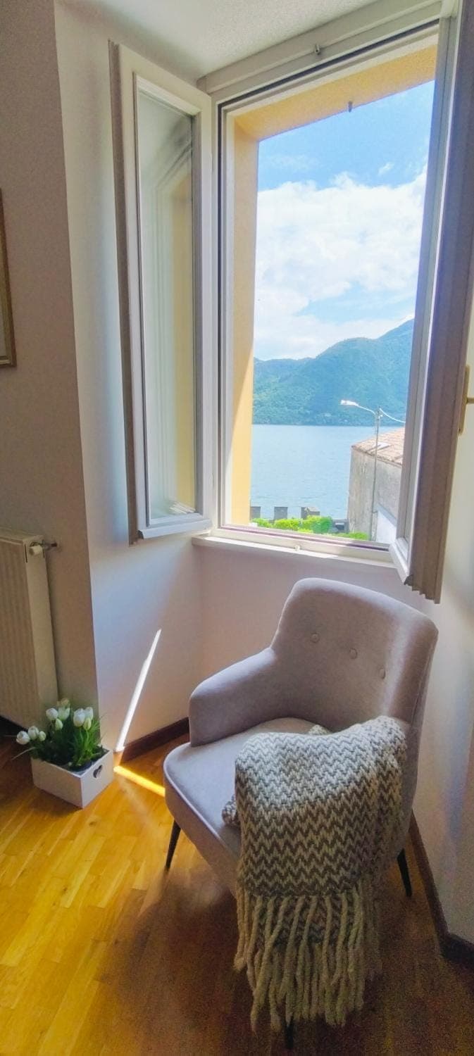 Living room, Lake view, Mountain view