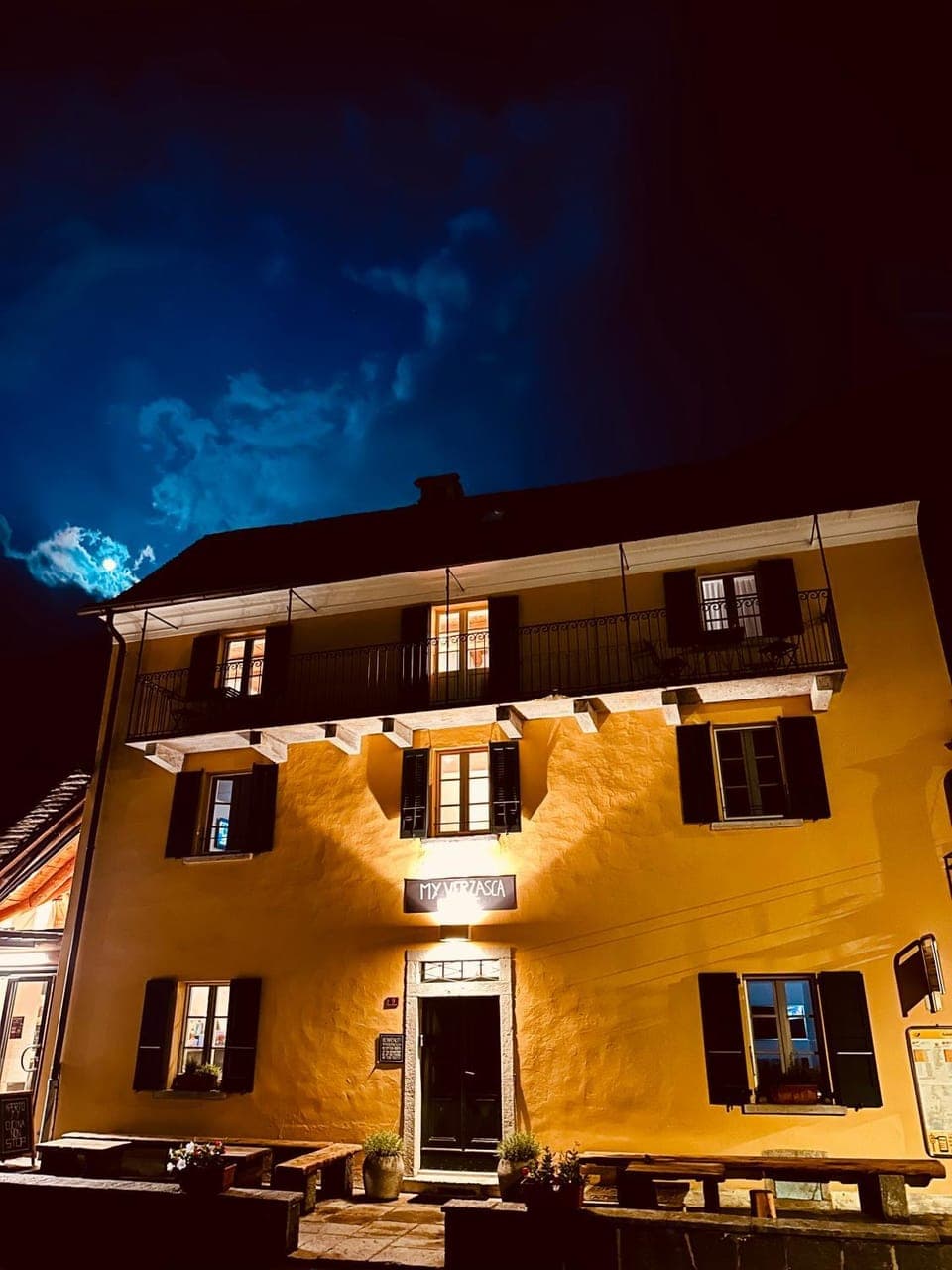 Property building, Facade/entrance, Night