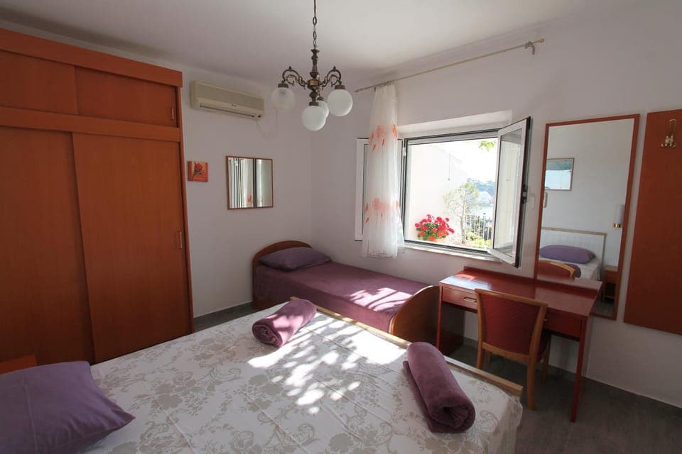 Bed, Bedroom, towels, wardrobe