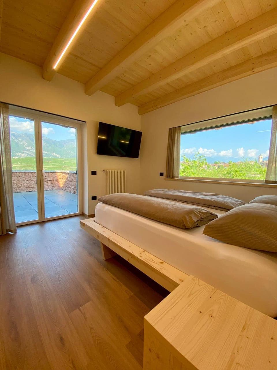 Bed, Natural landscape, TV and multimedia, Photo of the whole room, Bedroom