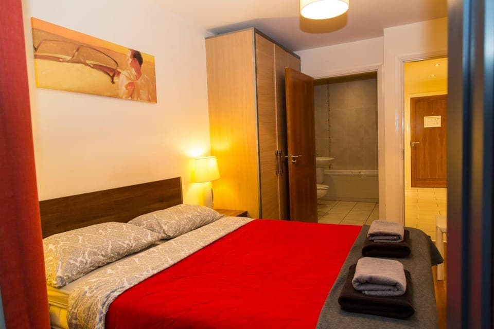 Spacous Dublin Escape 3BR Ensuited Free Parking Apartment in Dublin