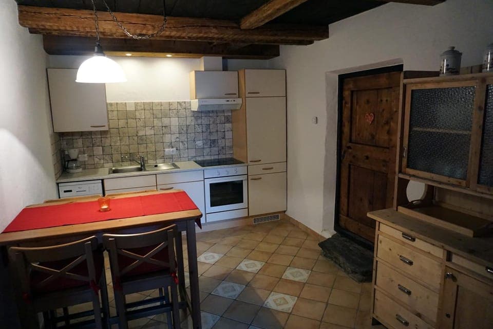 Coffee/tea facilities, Kitchen or kitchenette, Seating area, Dining area