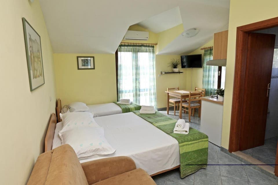 TV and multimedia, Photo of the whole room, Bedroom, air conditioner