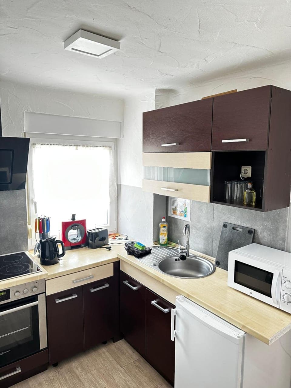 Coffee/tea facilities, Kitchen or kitchenette, oven, stove, toaster