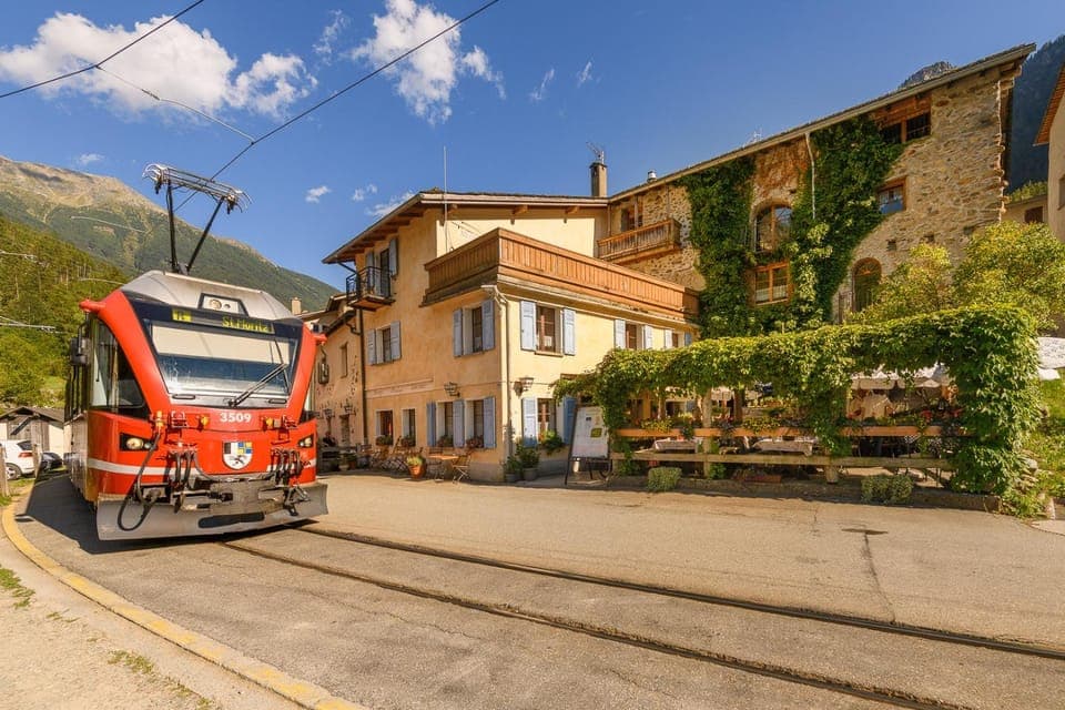 Property building, Restaurant/places to eat, Spring, Day, Neighbourhood, Natural landscape, Mountain view, Location