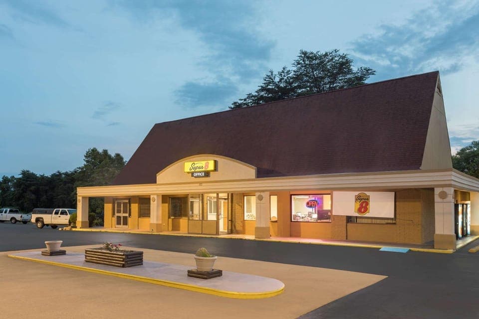 Property building, Night, On site, Time of day, Sunset, Parking