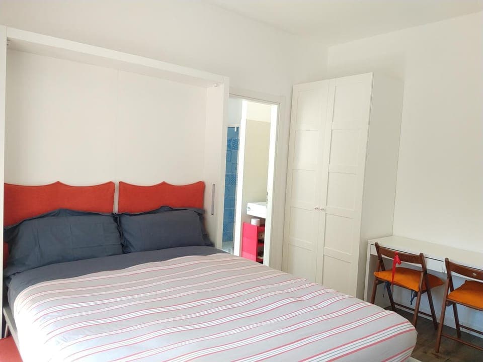 Photo of the whole room, Bedroom, wardrobe