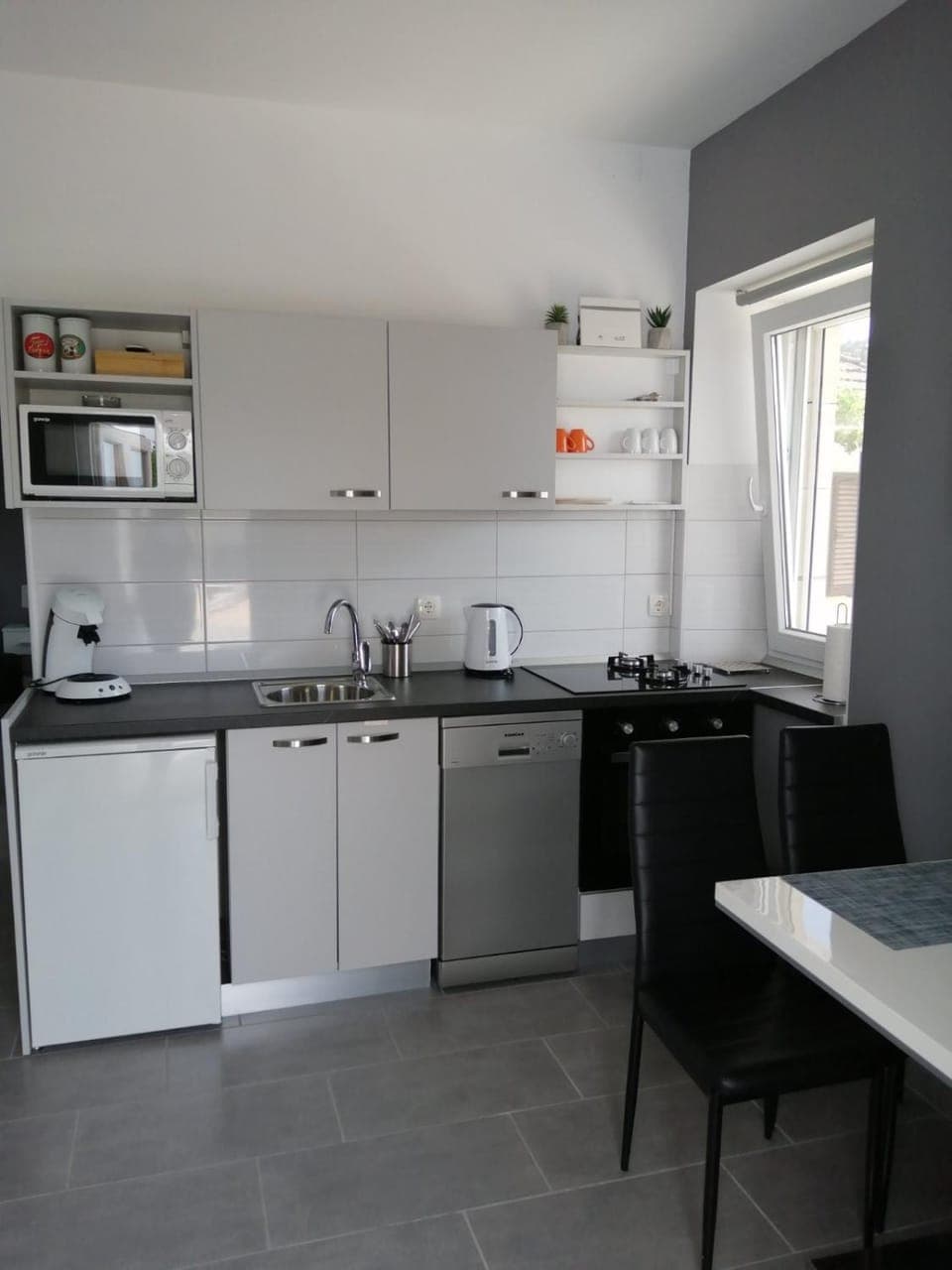 Property building, Coffee/tea facilities, Kitchen or kitchenette, Dining area, dishwasher, minibar, pet friendly, stove, toaster