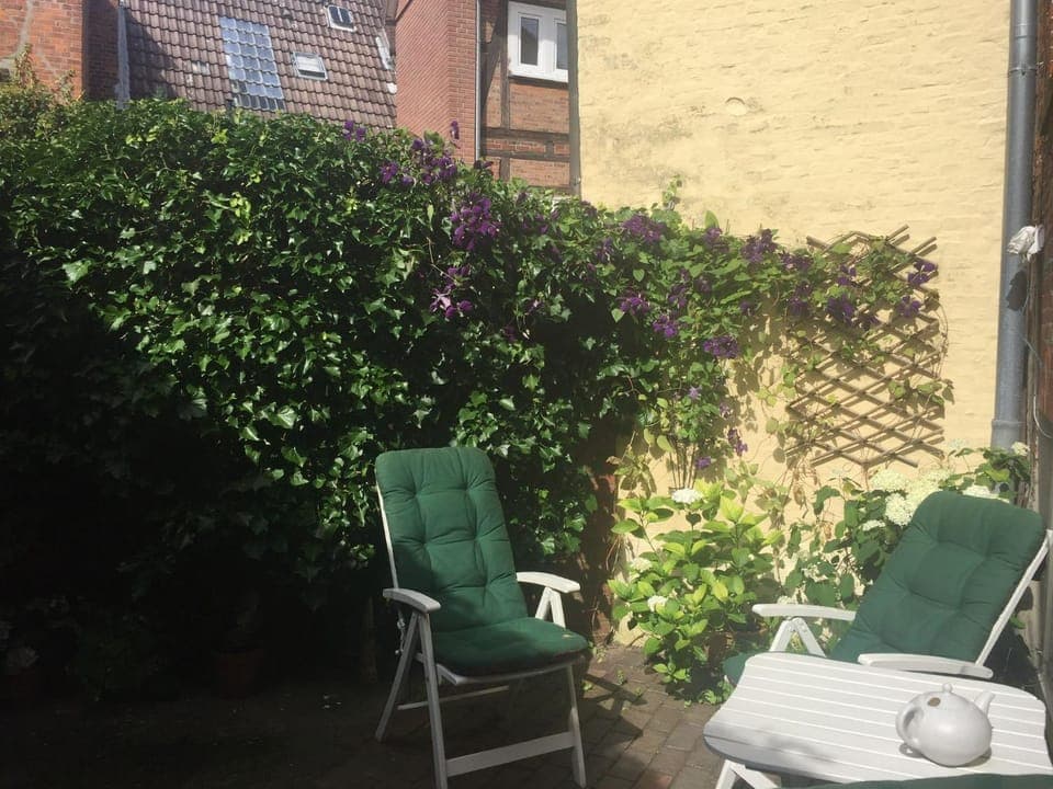 Property building, Patio, Spring, Day, Garden, Seating area, Garden view, sunbed