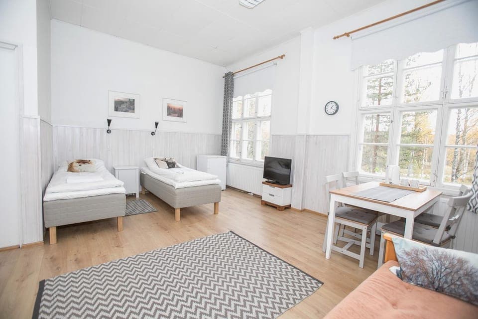 Bed, TV and multimedia, Photo of the whole room