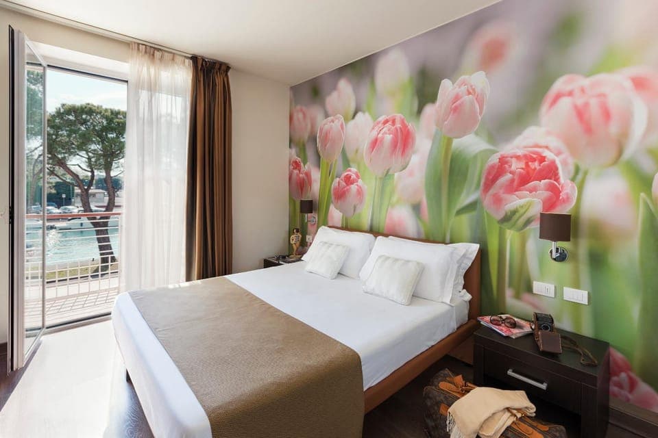 Photo of the whole room, Decorative detail, Lake view