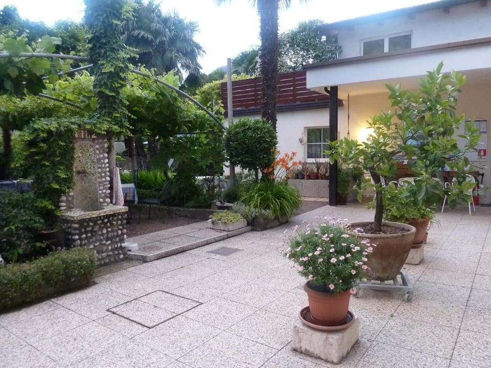 Day, Decorative detail