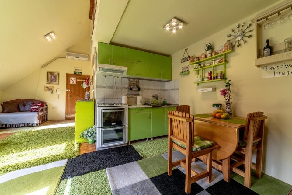 Kitchen or kitchenette, Dining area