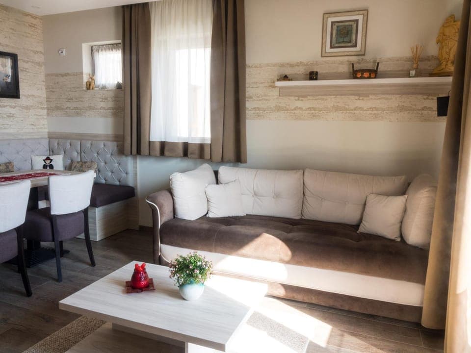 TV and multimedia, Living room, Seating area, Dining area