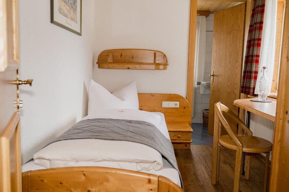 Bed, Photo of the whole room