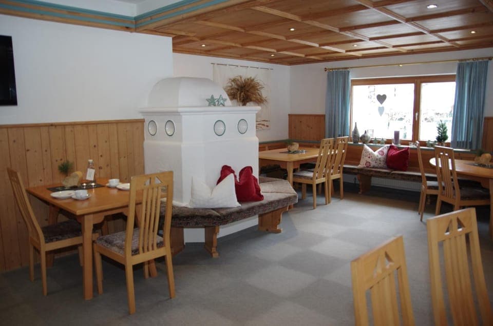 Restaurant/places to eat, Communal lounge/ TV room
