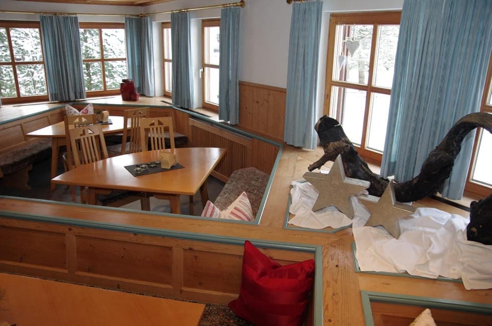 Restaurant/places to eat, Communal lounge/ TV room