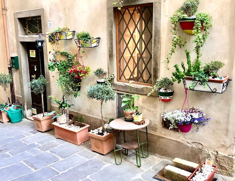 Property building, Facade/entrance, Breakfast, Location