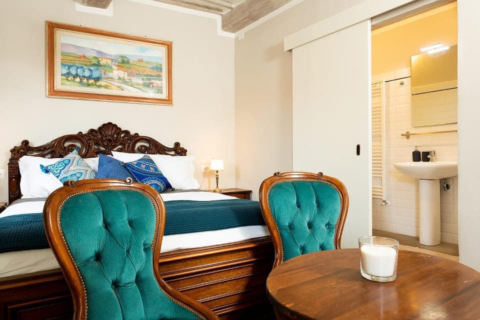 Photo of the whole room, Bedroom