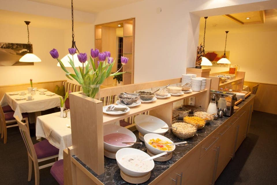 Restaurant/places to eat, Buffet breakfast