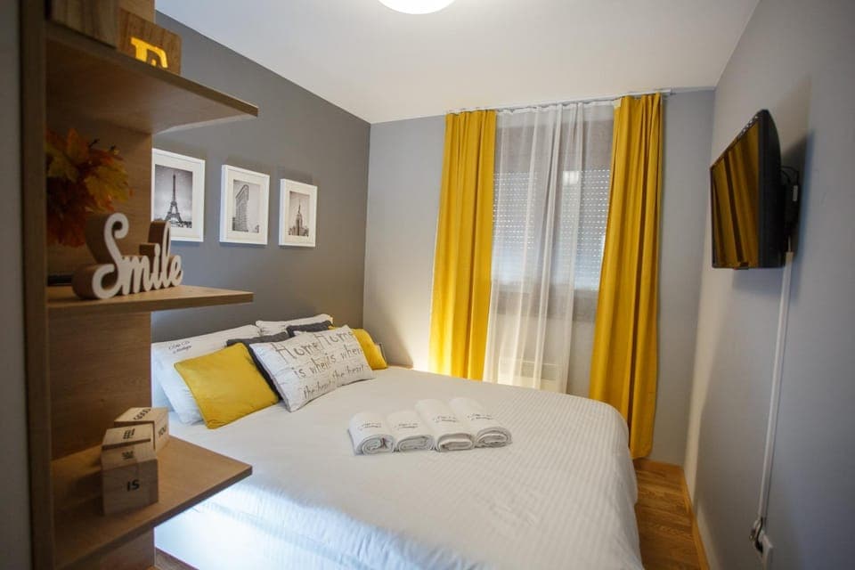 Bed, TV and multimedia, Bedroom, Family