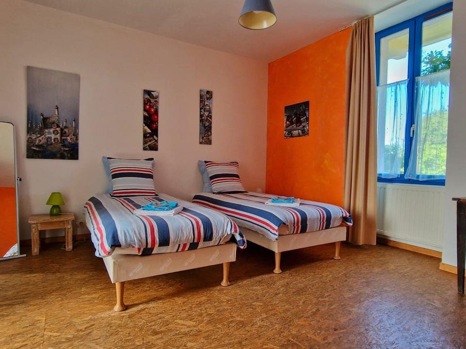 Photo of the whole room, Bedroom