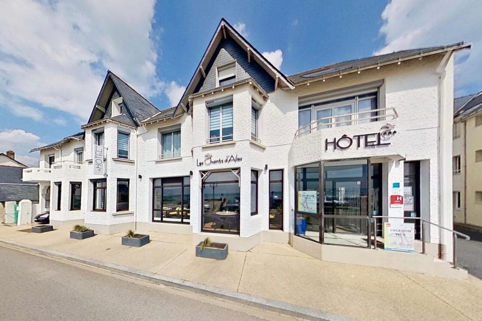 Property building, Facade/entrance, Logo/Certificate/Sign