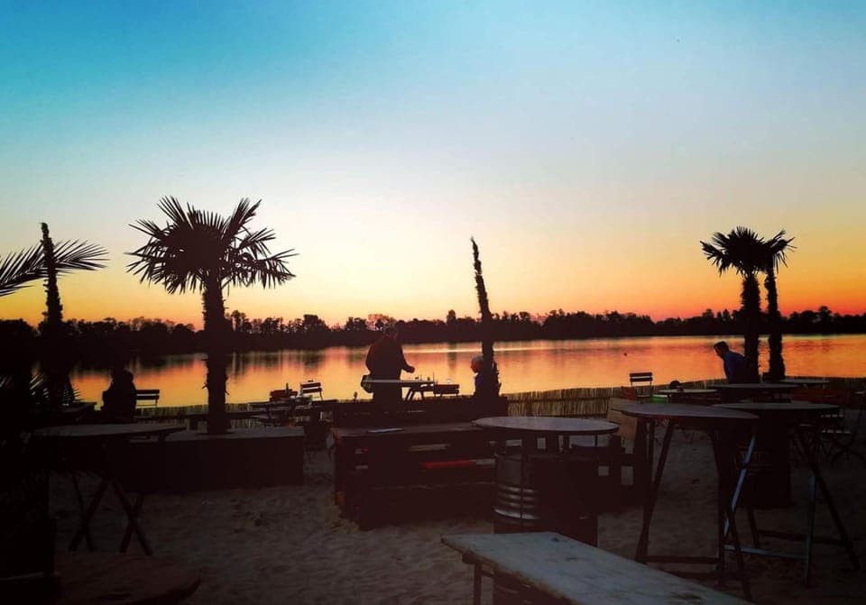 Restaurant/places to eat, Natural landscape, Beach, Aqua park, Evening entertainment