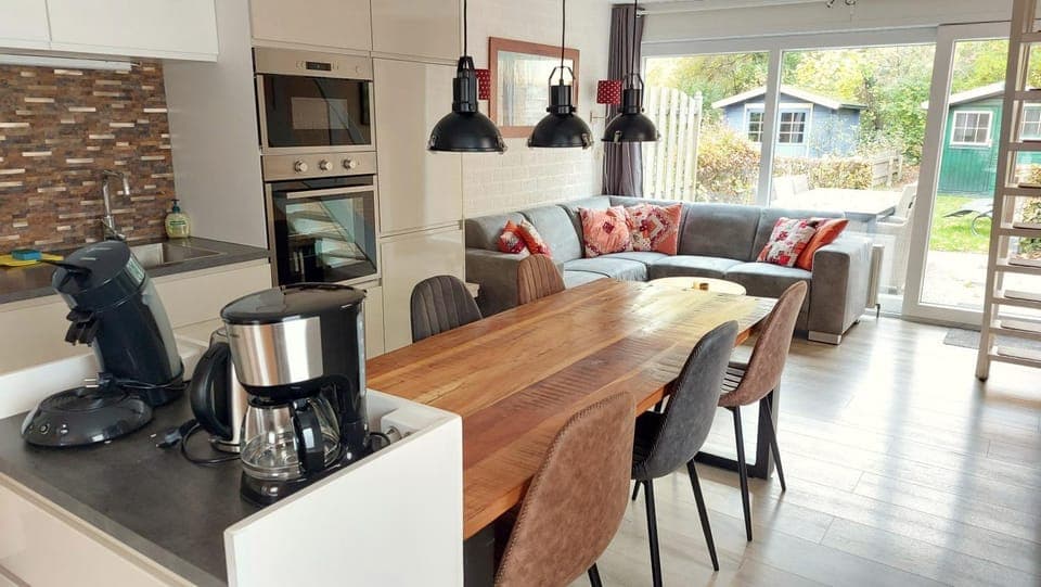 Seating area, Dining area