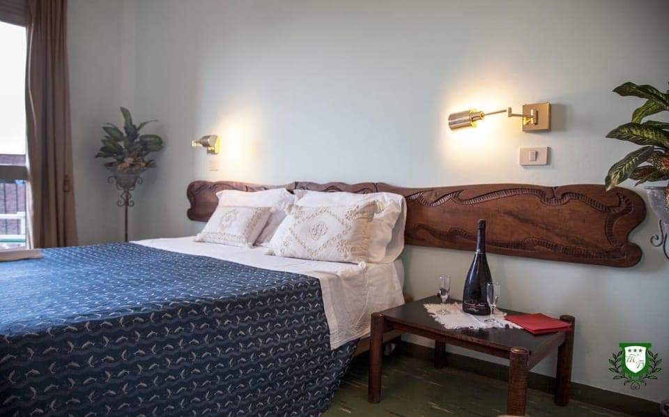 Bed, Decorative detail, Alcoholic drinks