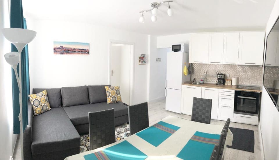 TV and multimedia, Coffee/tea facilities, Kitchen or kitchenette, Living room, Photo of the whole room, Decorative detail, Seating area, Dining area, River view, Area and facilities