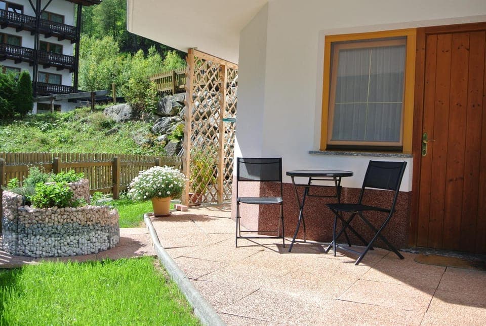 Garden, Seating area, Garden view
