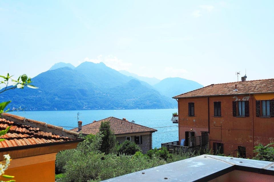 Property building, Nearby landmark, Natural landscape, Balcony/Terrace, Lake view, Mountain view