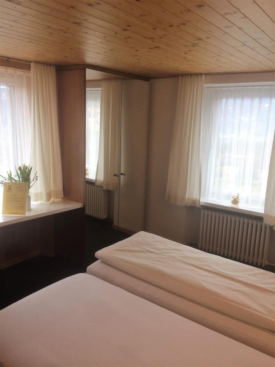 Photo of the whole room, Decorative detail