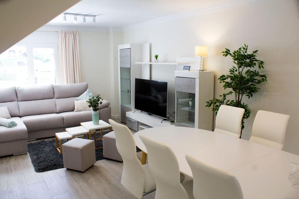 Staff, People, TV and multimedia, Living room, Seating area, Dining area, On site, Guests, children, young children, older children, group of guests, Family