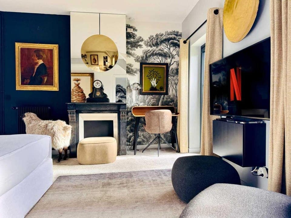 Seating area, Bedroom