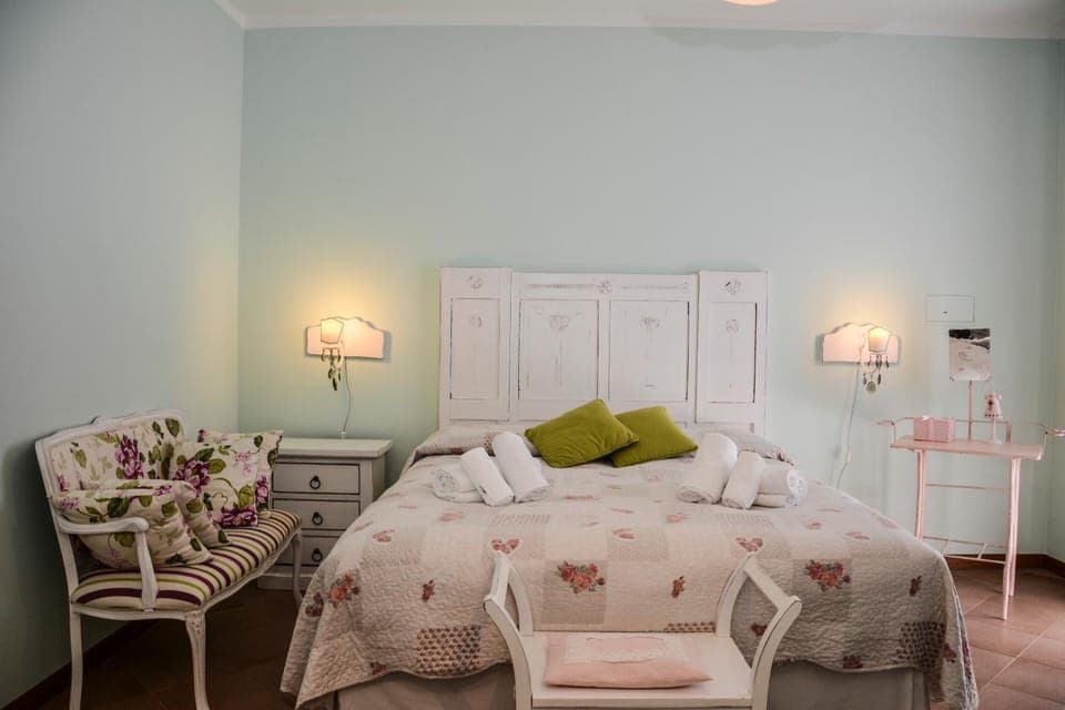 Photo of the whole room, Decorative detail, Bedroom