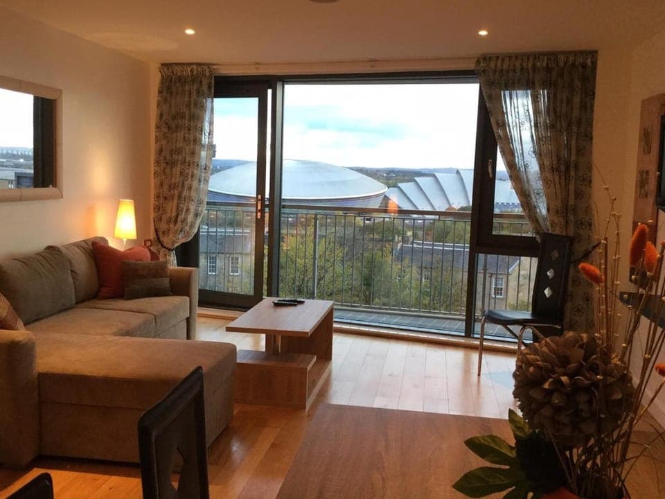 Communal lounge/ TV room, Bed, Off site, City view, Landmark view, Family